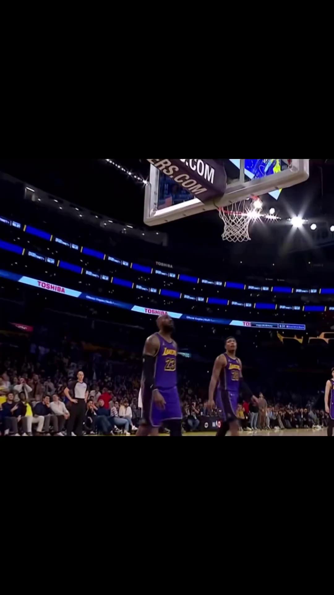 詹姆斯迎来十赛季出色发挥，西班牙队观众热烈欢呼！观众掌声雷动的简单介绍