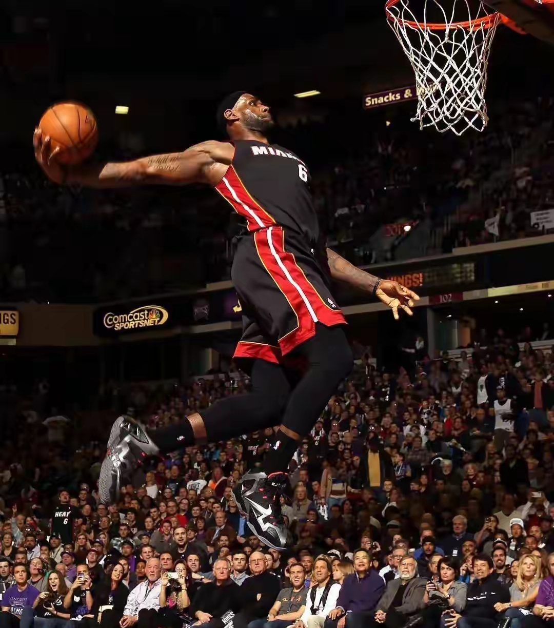 詹姆斯迎来十赛季出色发挥，西班牙队观众热烈欢呼！观众掌声雷动的简单介绍