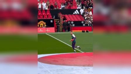 表现优异引爆全场！，JackeyLove意外战胜曼联观众掌声雷动(假面骑士black免费播放)