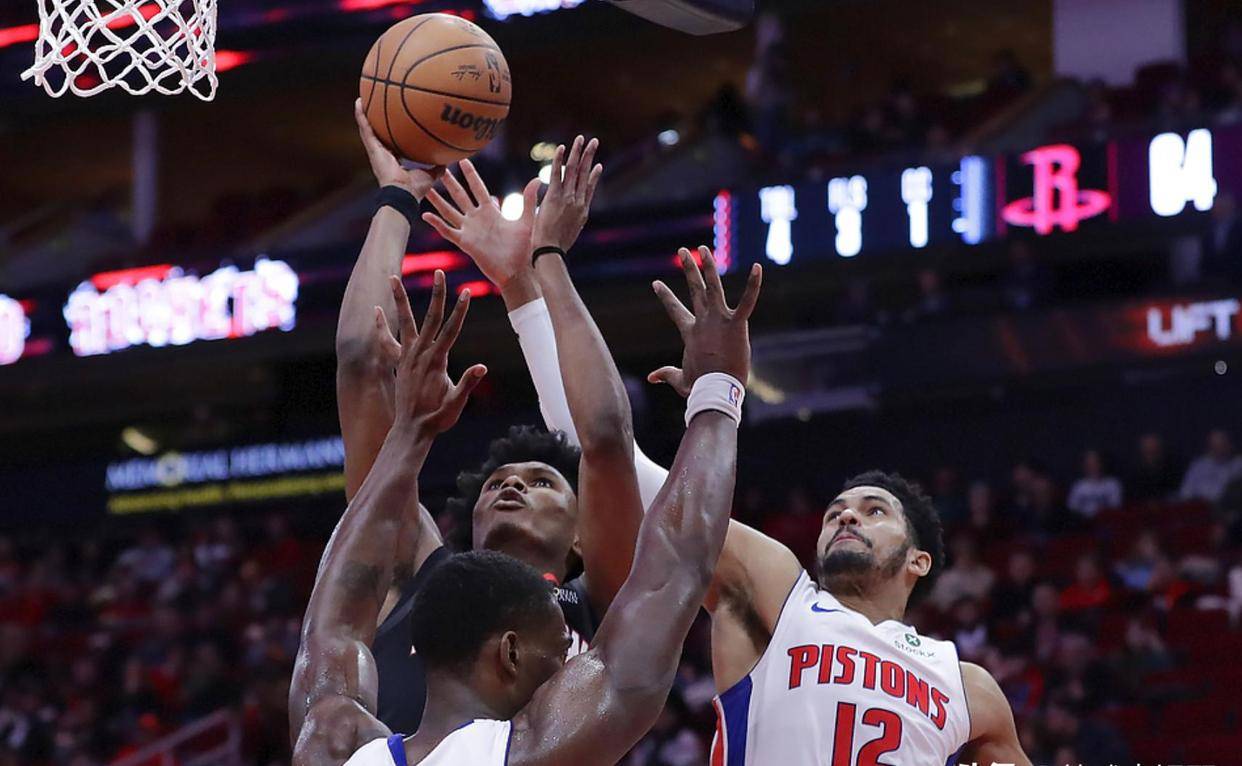 底特律活塞国际比赛日调整名单，志在CBA季后赛名次提升，更衣室稳定，团队化学反应显著的简单介绍