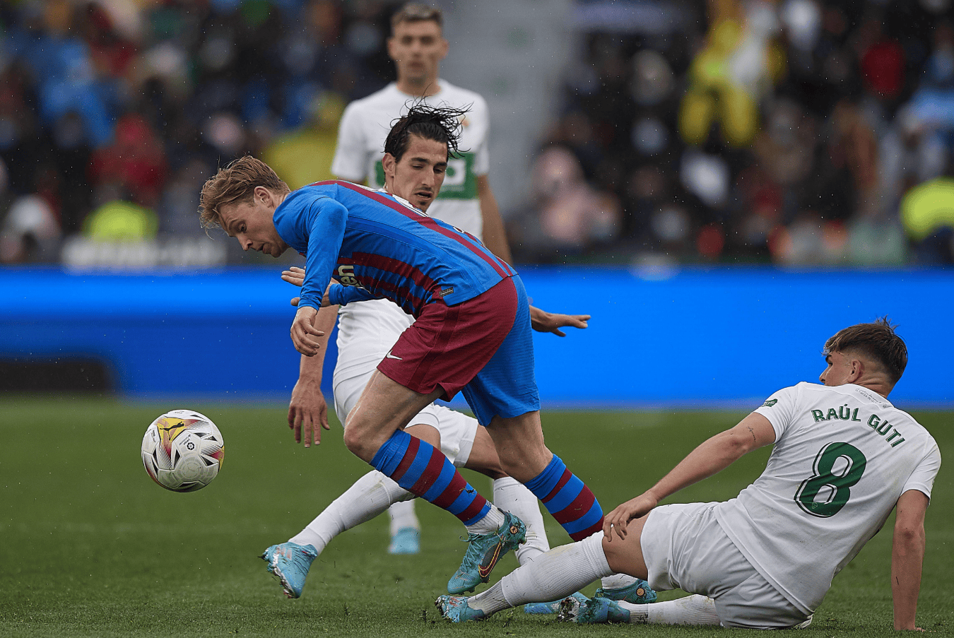 清晨德甲传出新动向；巴塞罗那再遭质疑；管理层表态——信心回归；轮换策略成焦点的简单介绍