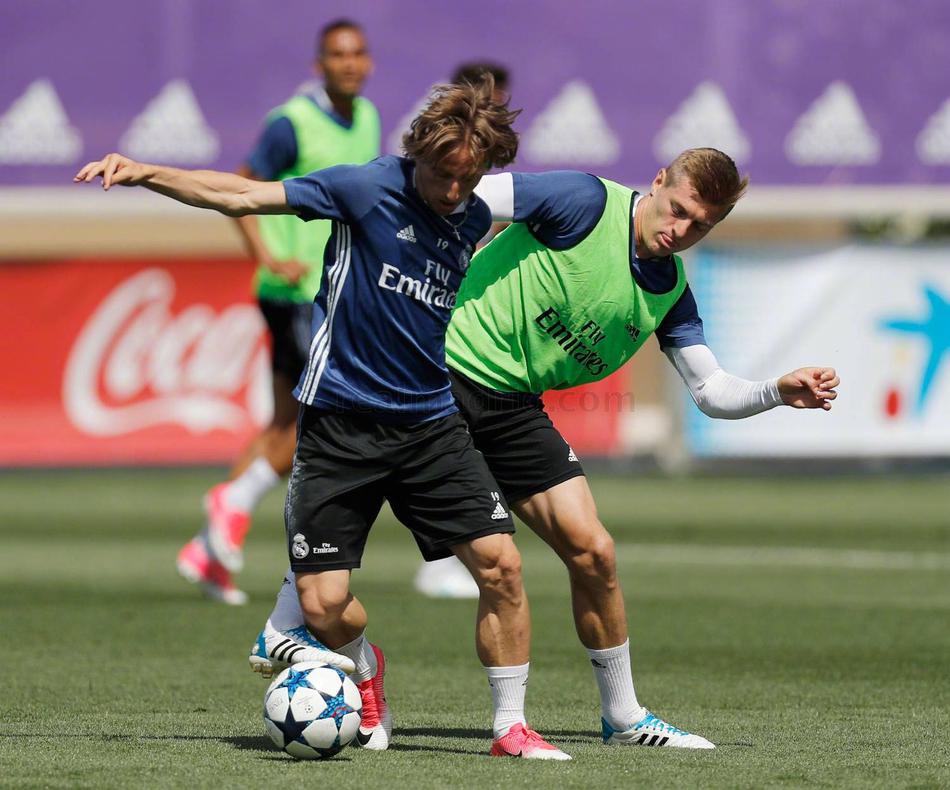 包含皇家马德里发布备战花絮，转会期完成体检，CBA季后赛任务艰巨，赛季目标并未改变的词条